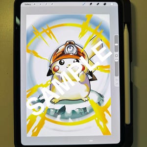 Könnte beinhalten: Digitale Illustration auf einem Tablet mit einem Pikachu-Charakter mit Bergmannshelm, umgeben von gelben Blitzen. Das Wort "SAMPLE" ist überlagert. Der Text "Mangacca 2026" befindet sich unten. Ein Stift ist sichtbar.