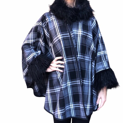 AXÈLE - shops Chic polar cape with faux fur collar and cap - Reversible