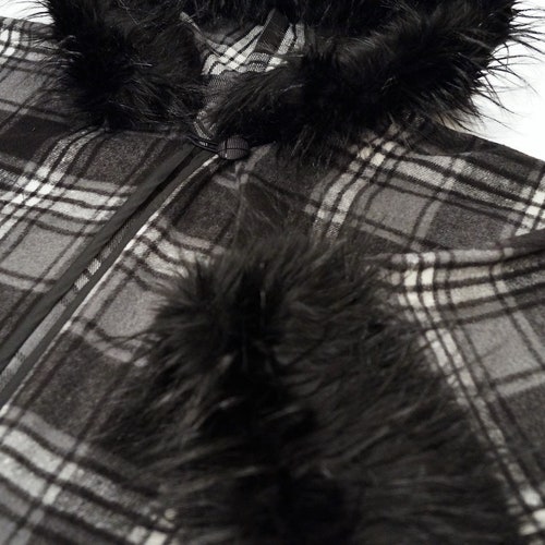 AXÈLE - shops Chic polar cape with faux fur collar and cap - Reversible