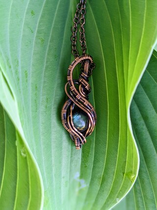 Collana Artigianale In Rame Con Labradorite Fuoco Rosso – Filo Avvolto Regolabile