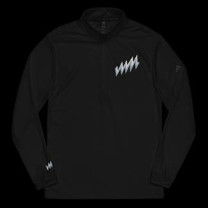 Puede incluir: Camiseta deportiva negra de manga larga con cuello con cremallera. Presenta un diseño en zigzag blanco en el pecho y la manga izquierda, con el logo de Adidas en la manga derecha. La camiseta es de material ligero y transpirable.