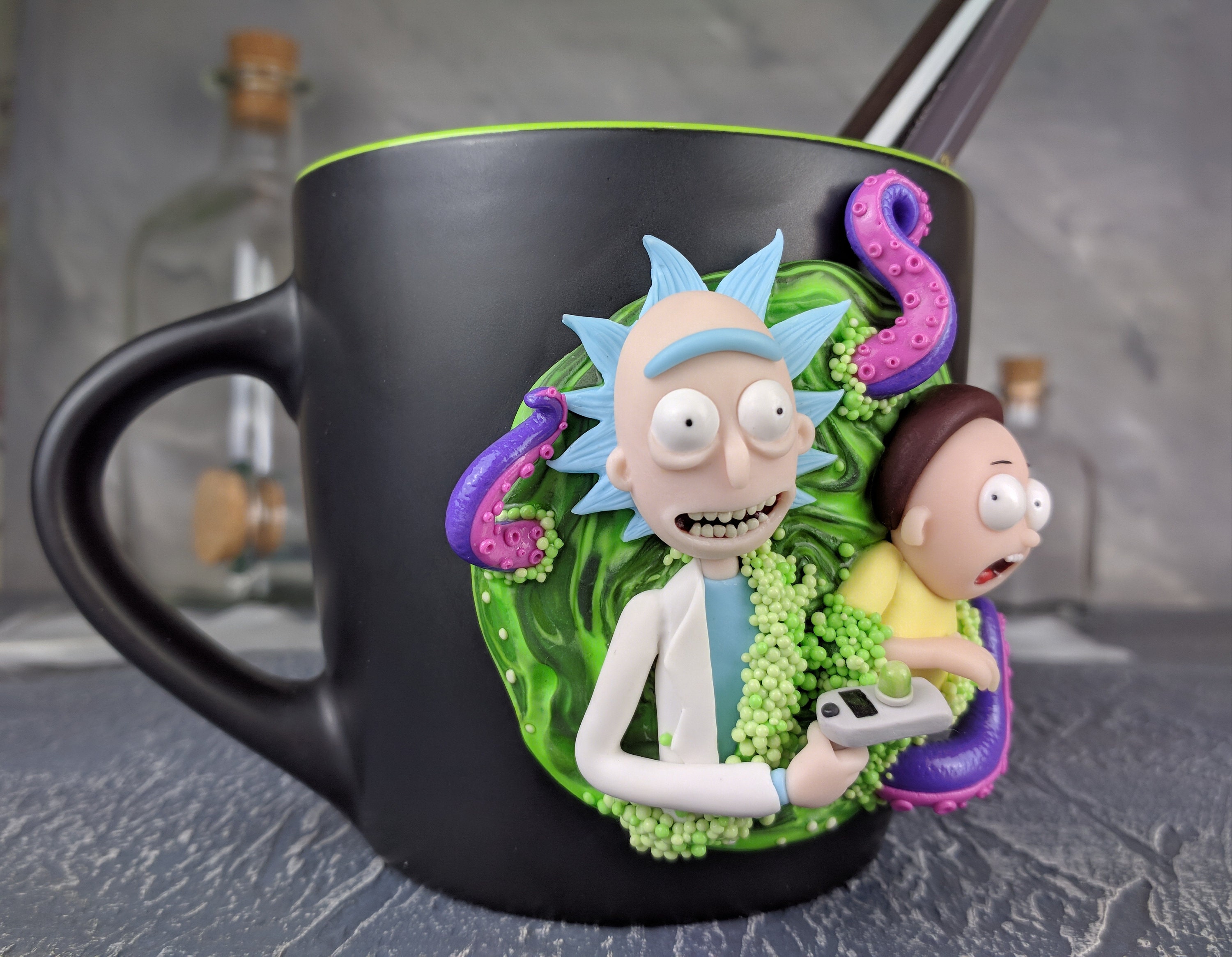Rick y Morty porta lápices taza hecha a mano decorada con