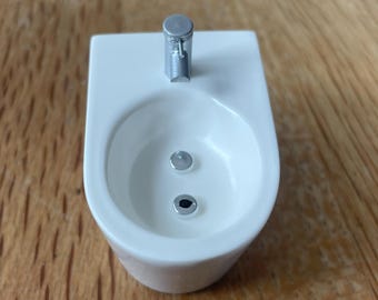 Dollshouse miniature Bidet Column Tap Delph for 1/12th scale dollshouses, dioramas or roomboxes (Does not open)