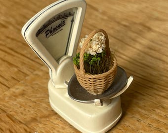 Bilancia in miniatura per casa delle bambole con cestino di fiori, decorazione per la cucina, accessorio per diorama
