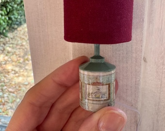 Lampada/luce in miniatura in scala 1:12 per case delle bambole, diorami e ambientazioni.