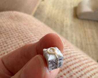 Saponetta in miniatura di Marsiglia per casa delle bambole, avvolta e sigillata con cera.