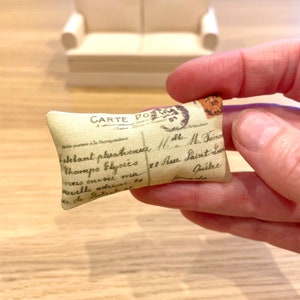 Cuscino lombare in miniatura per casa delle bambole in scala 1:12, con stampa di cartoline d'epoca francesi, per roombox, diorami e case delle bambole in scala da un pollice.