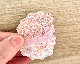 Set de table miniature en tissu fleurs à l'échelle 1 douzième pour maison de poupée (4 pièces) pour dioramas, boîtes de chambre et maisons de poupée