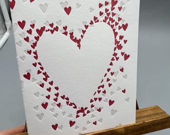 Cartão de amor em forma de coração com letras do Dia dos Namorados