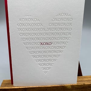 Tarjeta tipográfica de San Valentín con forma de corazón