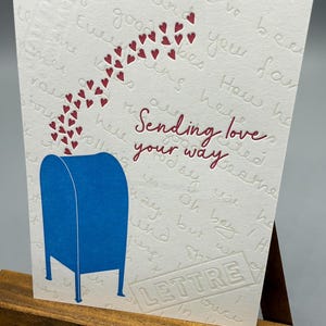 Conjunto de postales impresas con el mensaje "Mail Love"