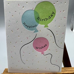 Tarjeta plegable con impresión tipográfica de feliz cumpleaños (en blanco por dentro)