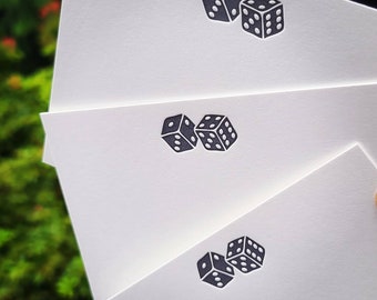 Conjunto de 8 dados impressos em tipografia