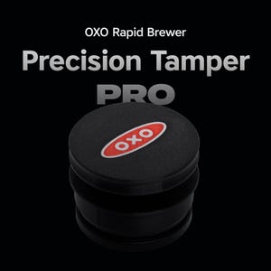 Puede incluir: Un juego de tres tazas de cerámica con un acabado mate moteado. Las tazas son de color crema, gris claro y gris oscuro. Cada taza tiene un diseño simple y minimalista.