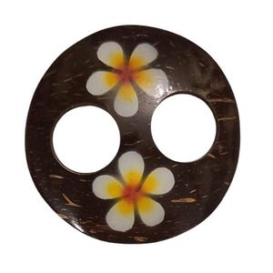 Puede incluir: Un botón redondo de cáscara de coco marrón con dos agujeros y dos flores blancas con centros amarillos pintados en él.