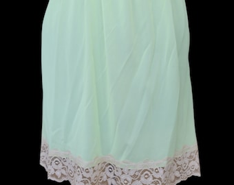Kort gul underkjol från 1960-talet, storlek medium-large, spetskant, nästan nyskick