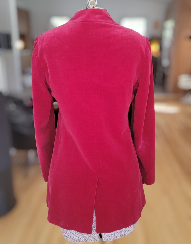 Otrolig Nehru-kavaj från 1960-talet, original Vogue Paris, handgjord, röd sammet, storlek small. bild 2