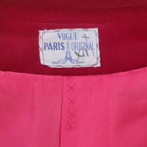 Otrolig Nehru-kavaj från 1960-talet, original Vogue Paris, handgjord, röd sammet, storlek small. bild 4