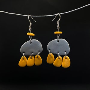 Pendientes modernos de la lámpara de arcilla de polímero - gris y amarillo
