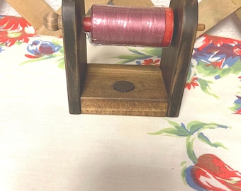 Soporte de madera hecho a mano para carretes con apoyo magnético para la aguja.