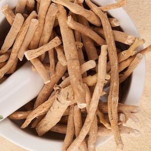 K&ouml;nnte beinhalten: Handgefertigtes Holzschneidebrett mit nat&uuml;rlicher Holzmaserung. Das Brett hat eine Saftrille und einen Griff. Abmessungen: ca. 45 cm lang, 30 cm breit und 2,5 cm dick.