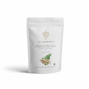 K&ouml;nnte beinhalten: Wei&szlig;er Beutel mit "ALL MORINGA" Bio-Nahrungserg&auml;nzungsmittel. Der Beutel zeigt Text und eine Grafik von Moringa-Bl&auml;ttern und -Wurzeln. Das Nettogewicht betr&auml;gt 113g. Das Produkt ist als Bio, gentechnikfrei, vegan, glutenfrei und ohne Zusatzstoffe gekennzeichnet.