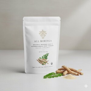 K&ouml;nnte beinhalten: Ein wei&szlig;er Beutel mit dem Bio-Nahrungserg&auml;nzungsmittel "ALL MORINGA", mit Text und Logo in Gold. Der Beutel enth&auml;lt Bio-Moringablatt und Ashwagandha-Wurzelpulver. Das Nettogewicht betr&auml;gt 113g. Ashwagandha-Wurzeln, Pulver und Bl&auml;tter liegen daneben.