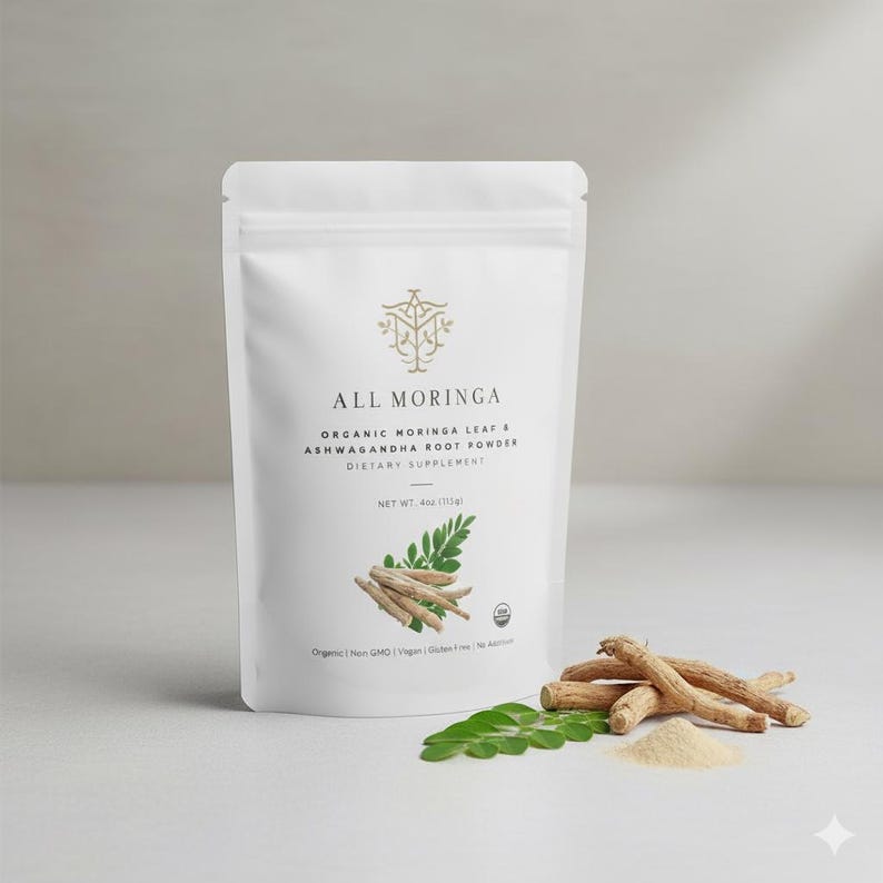 K&ouml;nnte beinhalten: Ein wei&szlig;er Beutel mit dem Bio-Nahrungserg&auml;nzungsmittel "ALL MORINGA", mit Text und Logo in Gold. Der Beutel enth&auml;lt Bio-Moringablatt und Ashwagandha-Wurzelpulver. Das Nettogewicht betr&auml;gt 113g. Ashwagandha-Wurzeln, Pulver und Bl&auml;tter liegen daneben.