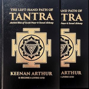 Puede incluir: Dos libros negros con letras doradas y un dise&ntilde;o geom&eacute;trico. El texto del primer libro dice "THE LEFT-HAND PATH OF TANTRA" y "KEENAN ARTHUR". El segundo libro dice "AND PATH OF TRA" y "ARTHUR". Los libros tratan sobre el poder oculto y la alquimia sexual.