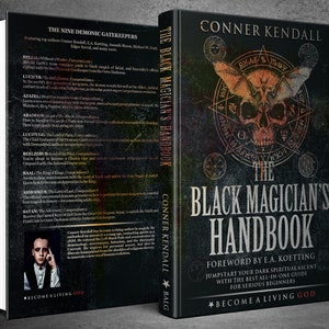 Puede incluir: Una portada de libro negra con un dise&ntilde;o de calavera y murci&eacute;lago. El t&iacute;tulo es "The Black Magician's Handbook" con el nombre del autor "Conner Kendall" y el texto "Become a Living God" en la parte inferior. La portada del libro tiene un fondo texturizado y un pr&oacute;logo de E.A. Koetting.