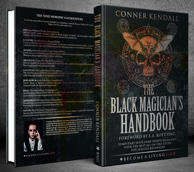 Puede incluir: Una portada de libro negra con un dise&ntilde;o de calavera y murci&eacute;lago. El t&iacute;tulo es "The Black Magician's Handbook" con el nombre del autor "Conner Kendall" y el texto "Become a Living God" en la parte inferior. La portada del libro tiene un fondo texturizado y un pr&oacute;logo de E.A. Koetting.