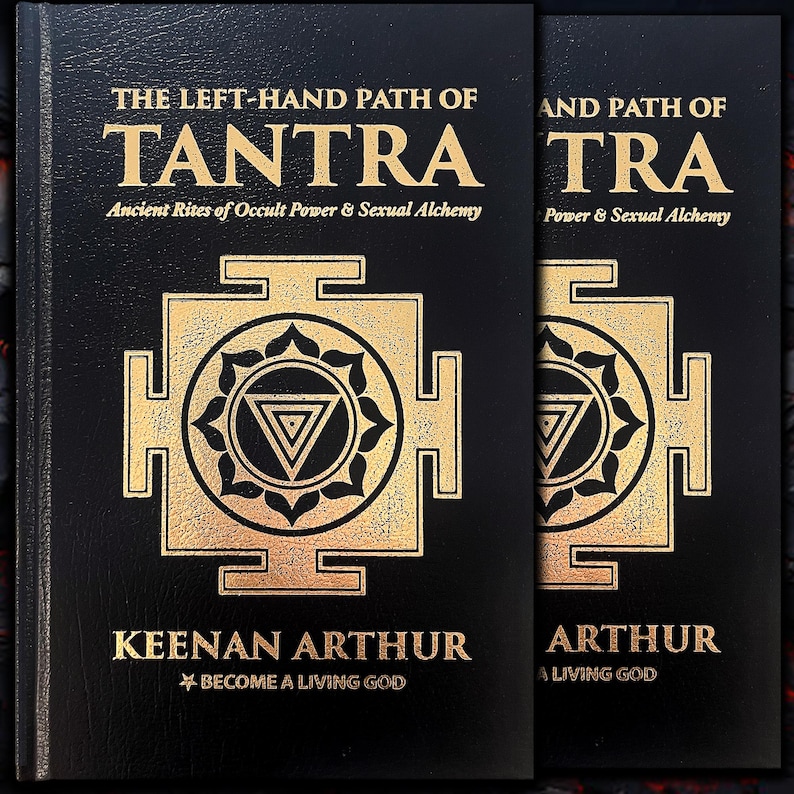 Puede incluir: Dos libros negros con letras doradas y un dise&ntilde;o geom&eacute;trico. El texto del primer libro dice "THE LEFT-HAND PATH OF TANTRA" y "KEENAN ARTHUR". El segundo libro dice "AND PATH OF TRA" y "ARTHUR". Los libros tratan sobre el poder oculto y la alquimia sexual.