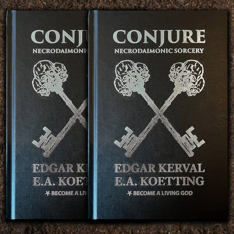 Puede incluir: Dos libros de tapa dura negros con letras plateadas e ilustraciones. Los libros se titulan "Conjure Necrodaimonic Sorcery" y "Conjure Necrodaimonic Sorcery". El texto "Become a Living God" est&aacute; impreso en la parte inferior de los libros.