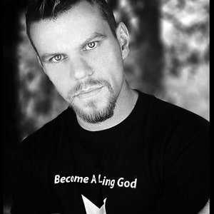 K&ouml;nnte beinhalten: Ein Schwarzwei&szlig;foto einer Person mit Irokesenschnitt, die ein schwarzes T-Shirt mit dem Text "Become A Ling God" und einer wei&szlig;en Sterngrafik tr&auml;gt.