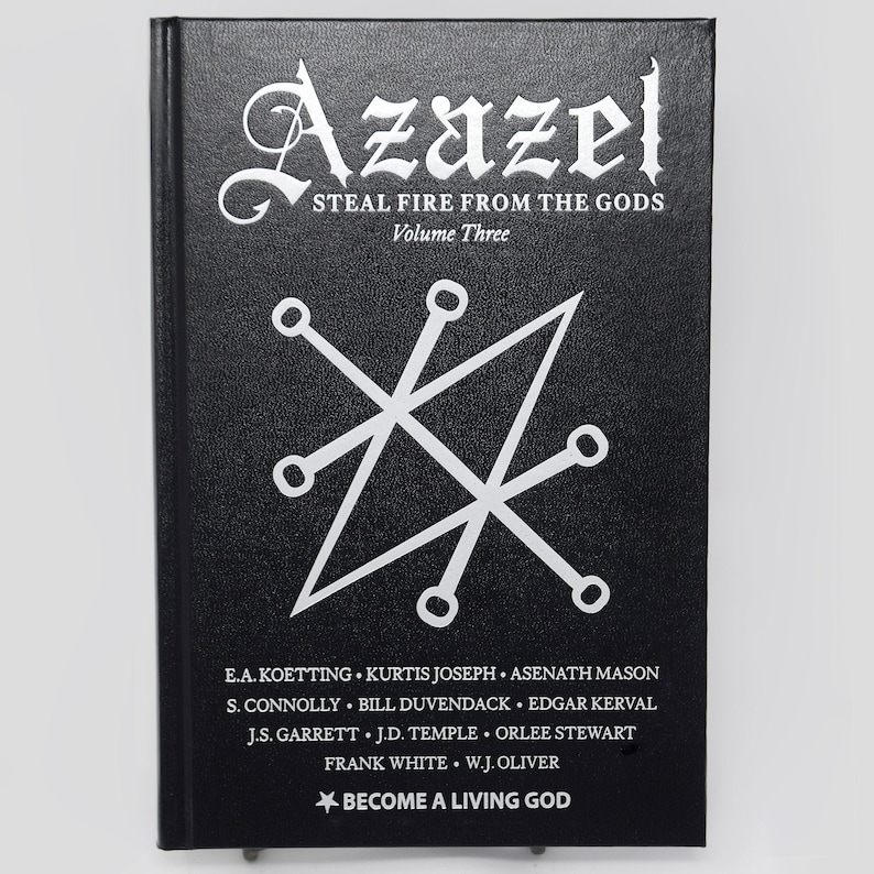 Puede incluir: Un libro negro con un s&iacute;mbolo blanco en la portada. El t&iacute;tulo es "Azazel Steal Fire From The Gods Volume Three". El libro tiene una lista de autores: E.A. Koetting, Kurtis Joseph, Asenath Mason, S. Connolly, Bill Duvendack, Edgar Kerval, J.S. Garrett, J.D. Temple, Orlee Stewart, Frank White, W.J. Oliver. El libro tambi&eacute;n tiene el texto "Become a Living God".