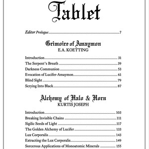 Puede incluir: Una p&aacute;gina en blanco y negro con el t&iacute;tulo "Tablet" en una fuente decorativa. La p&aacute;gina enumera el contenido de un libro, incluyendo "Grimoire of Amaymon" de E.A. Koetting y "Alchemy of Halo & Horn" de Kurtis Joseph.