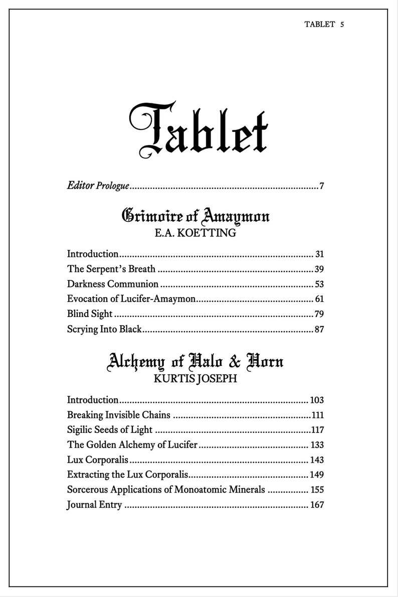 Puede incluir: Una p&aacute;gina en blanco y negro con el t&iacute;tulo "Tablet" en una fuente decorativa. La p&aacute;gina enumera el contenido de un libro, incluyendo "Grimoire of Amaymon" de E.A. Koetting y "Alchemy of Halo & Horn" de Kurtis Joseph.