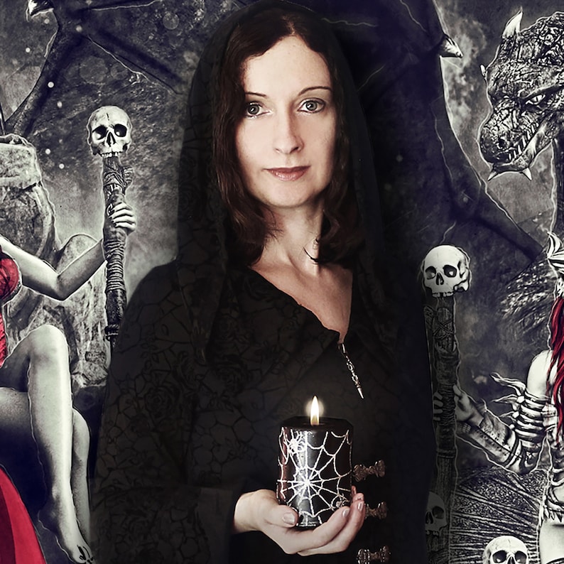 Puede incluir: Una mujer con una t&uacute;nica negra con capucha sostiene una vela negra con un dise&ntilde;o de telara&ntilde;a. La vela est&aacute; encendida y la mujer mira a la c&aacute;mara. El fondo es una escena oscura y g&oacute;tica con calaveras y un drag&oacute;n.