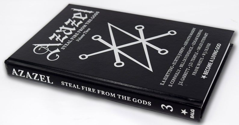 Puede incluir: Un libro negro de tapa dura titulado "Azazel: Steal Fire From The Gods, Volume Three" con un s&iacute;mbolo de pentagrama plateado en la portada. El lomo del libro tiene el t&iacute;tulo y el n&uacute;mero de volumen en letras plateadas. La contraportada enumera a los autores y la frase "Become a Living God" en letras plateadas.