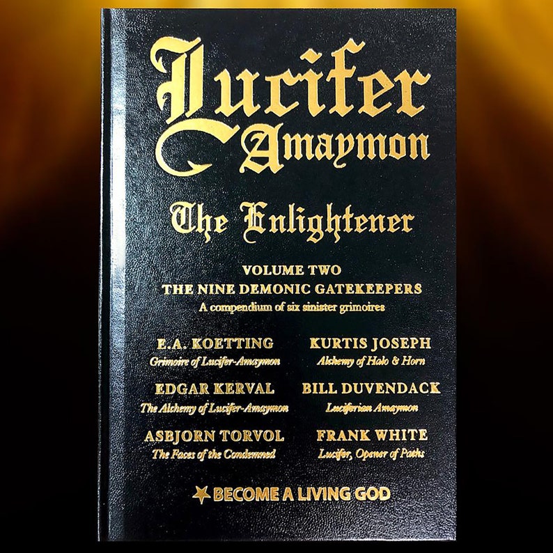 Puede incluir: Un libro negro con letras doradas titulado "Lucifer Amaymon The Enlightener" Volumen Dos: Los Nueve Guardianes Demon&iacute;acos. La portada del libro enumera seis autores y sus respectivos grimorios. La portada del libro tambi&eacute;n presenta una estrella dorada con el texto "Convi&eacute;rtete en un Dios Viviente".