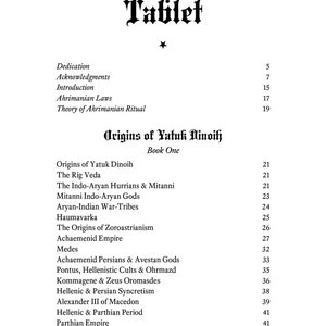 Puede incluir: Una portada de libro en blanco y negro con el t&iacute;tulo "Origins of Yatuk Dinoih" y el subt&iacute;tulo "Book One". La portada del libro tambi&eacute;n incluye una lista de t&iacute;tulos de cap&iacute;tulos y n&uacute;meros de p&aacute;gina.
