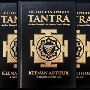Puede incluir: Tres libros negros con letras y dise&ntilde;os dorados. El t&iacute;tulo "THE LEFT-HAND PATH OF TANTRA" se muestra de forma destacada. El nombre del autor, "KEENAN ARTHUR", y la frase "BECOME A LIVING GOD" tambi&eacute;n son visibles. Los libros tienen un tema m&iacute;stico.