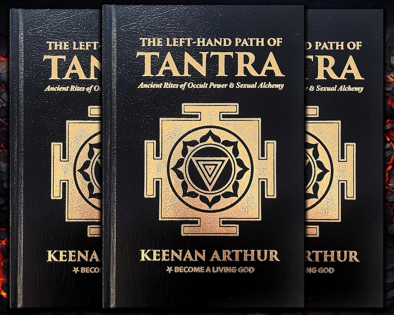 Puede incluir: Tres libros negros con letras y dise&ntilde;os dorados. El t&iacute;tulo "THE LEFT-HAND PATH OF TANTRA" se muestra de forma destacada. El nombre del autor, "KEENAN ARTHUR", y la frase "BECOME A LIVING GOD" tambi&eacute;n son visibles. Los libros tienen un tema m&iacute;stico.