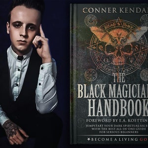 Puede incluir: Una portada de libro con una calavera en blanco y negro con alas de murci&eacute;lago en un c&iacute;rculo de s&iacute;mbolos. El t&iacute;tulo es "The Black Magician's Handbook" con el subt&iacute;tulo "Become a Living God".