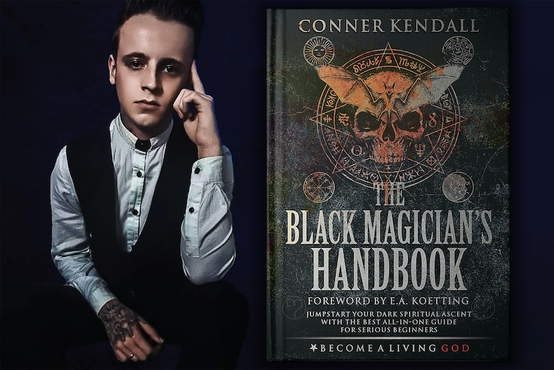 Puede incluir: Una portada de libro con una calavera en blanco y negro con alas de murci&eacute;lago en un c&iacute;rculo de s&iacute;mbolos. El t&iacute;tulo es "The Black Magician's Handbook" con el subt&iacute;tulo "Become a Living God".