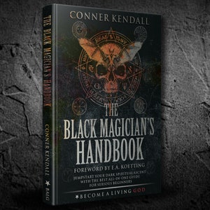 Puede incluir: Una portada de libro negra con un dise&ntilde;o de calavera y murci&eacute;lago. El t&iacute;tulo es "The Black Magician's Handbook" con el subt&iacute;tulo "Become a Living God".