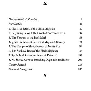 Puede incluir: Un libro en blanco y negro titulado "Tablet of Black Magick" con una tabla de contenido que enumera los cap&iacute;tulos y los n&uacute;meros de p&aacute;gina. El libro trata sobre la fundaci&oacute;n del mago negro, el camino tortuoso del hechicero, la fortaleza de los magos oscuros, y m&aacute;s.