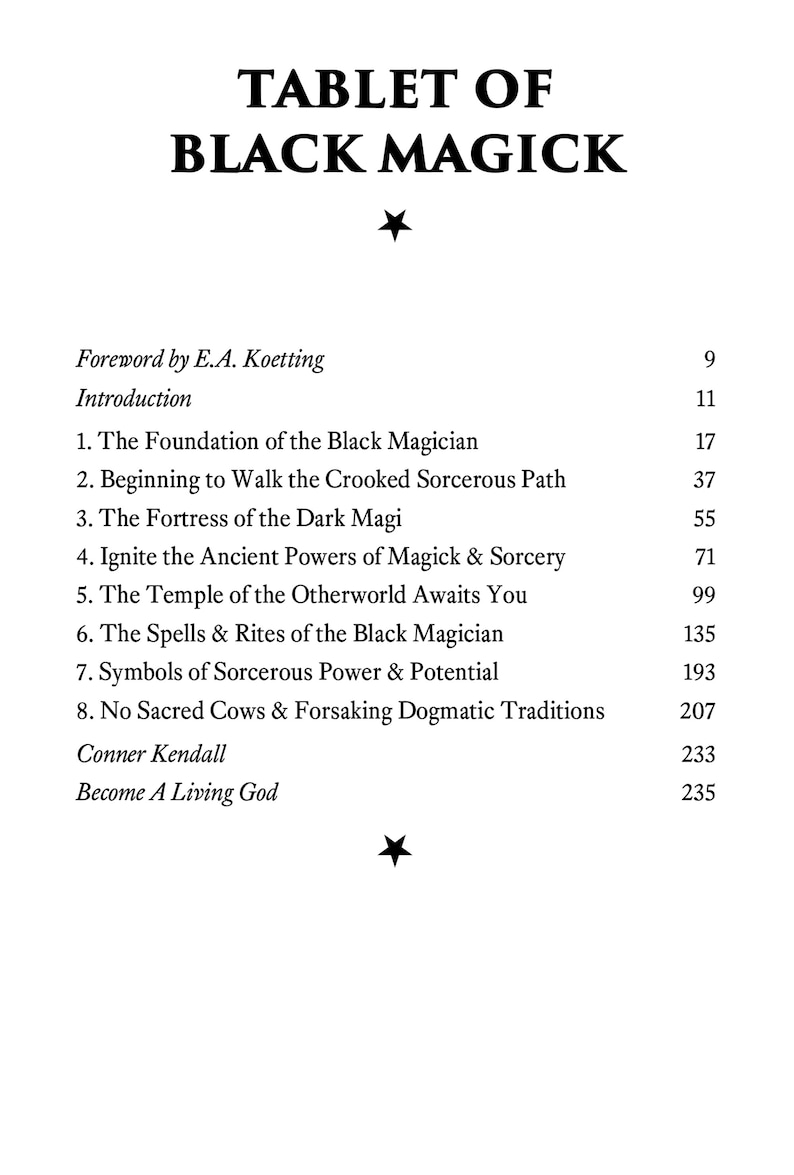 Puede incluir: Un libro en blanco y negro titulado "Tablet of Black Magick" con una tabla de contenido que enumera los cap&iacute;tulos y los n&uacute;meros de p&aacute;gina. El libro trata sobre la fundaci&oacute;n del mago negro, el camino tortuoso del hechicero, la fortaleza de los magos oscuros, y m&aacute;s.