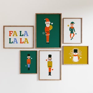 Puede incluir: Cinco ilustraciones enmarcadas con un tema navideño. Las ilustraciones incluyen un muñeco de nieve, un Papá Noel, un cascanueces, un elfo y un cartel que dice "Fa La La La".