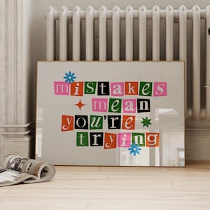 Puede incluir: Un póster beige con el texto "mistakes mean you're trying" en letras de colores recortadas. Las letras están dispuestas en un patrón escalonado e incluyen acentos de estrella y flor.